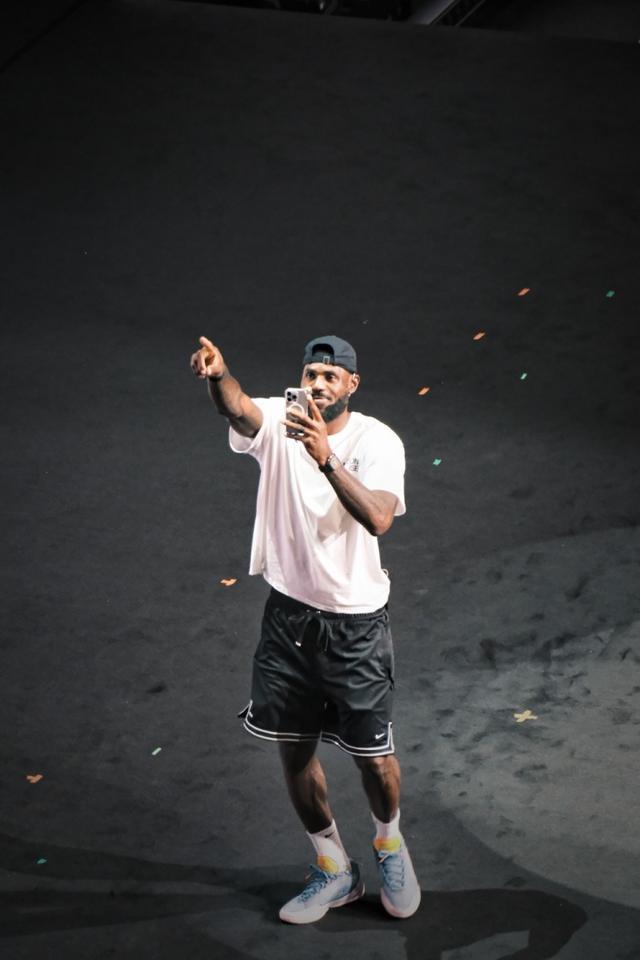 氛围太燃了！詹姆斯在成都出席活动 掏出手机拍摄全场球迷欢呼